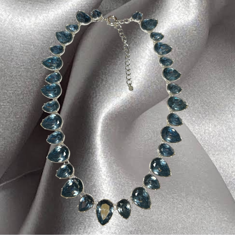 Vintage Avon GV9 Blue Teardrop Graduated Rhinestone Necklace